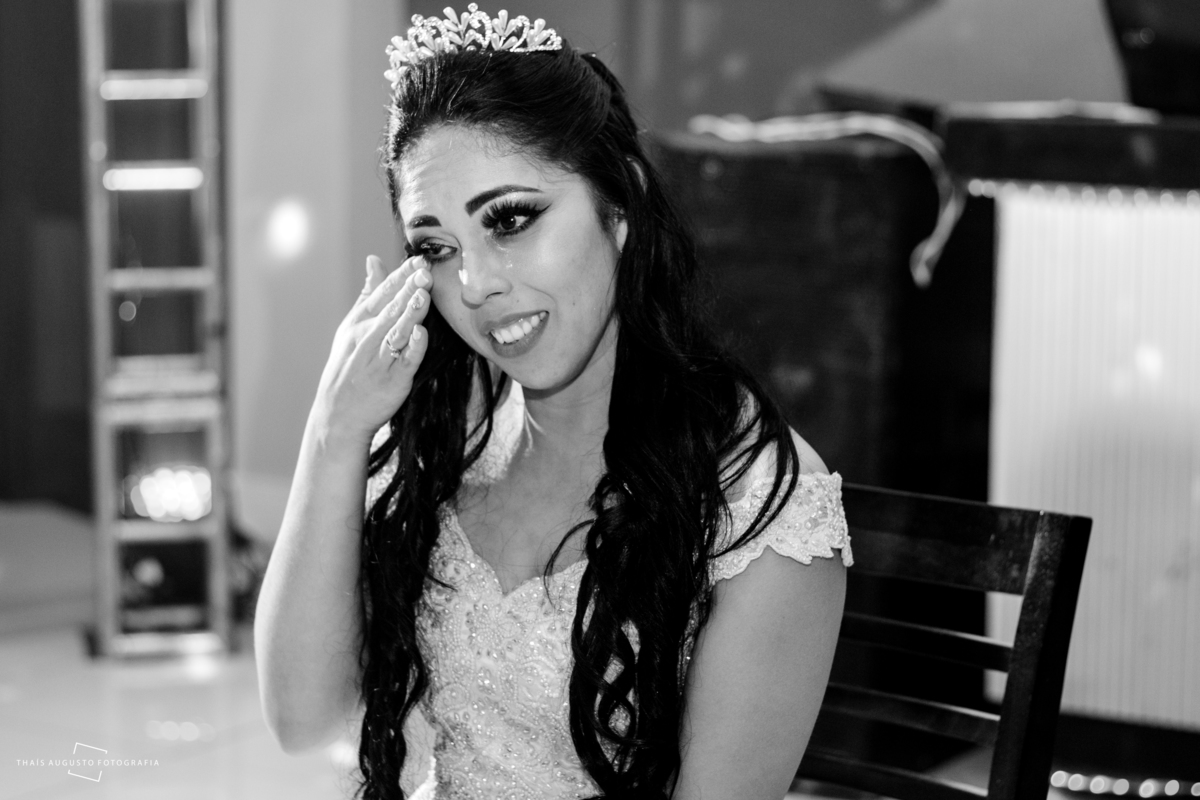 noiva se emociona com noivo cantando para ela no dia do casamento, festa de casamento tem noivo cantando e noiva se emocionando