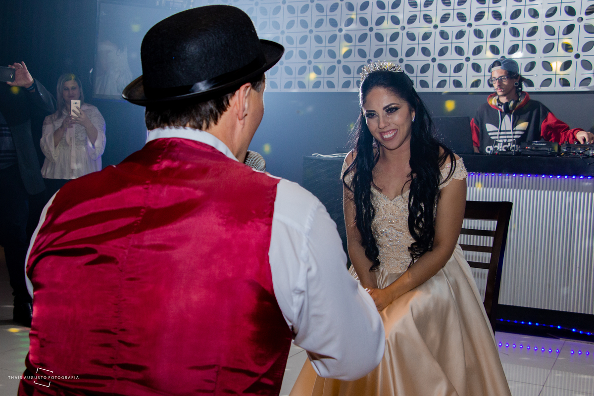 noiva se emocionando na festa de casamento com noivo cantando pra ela fotógrafa de casamento thais augusto fotografia registra momento especial de noivo cantando para a noiva na festa de casamento