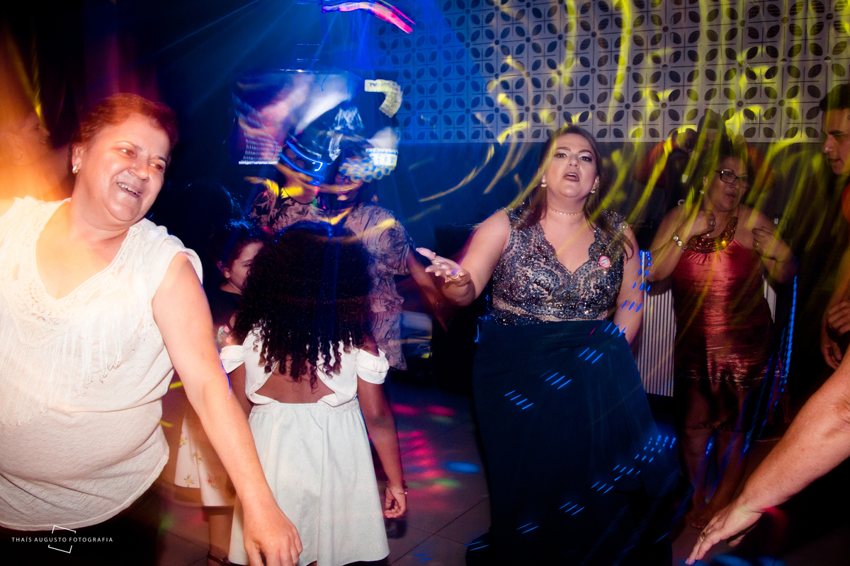 balada de casamento na pista de dança madrinha e convidados curtindo a festa de casamento