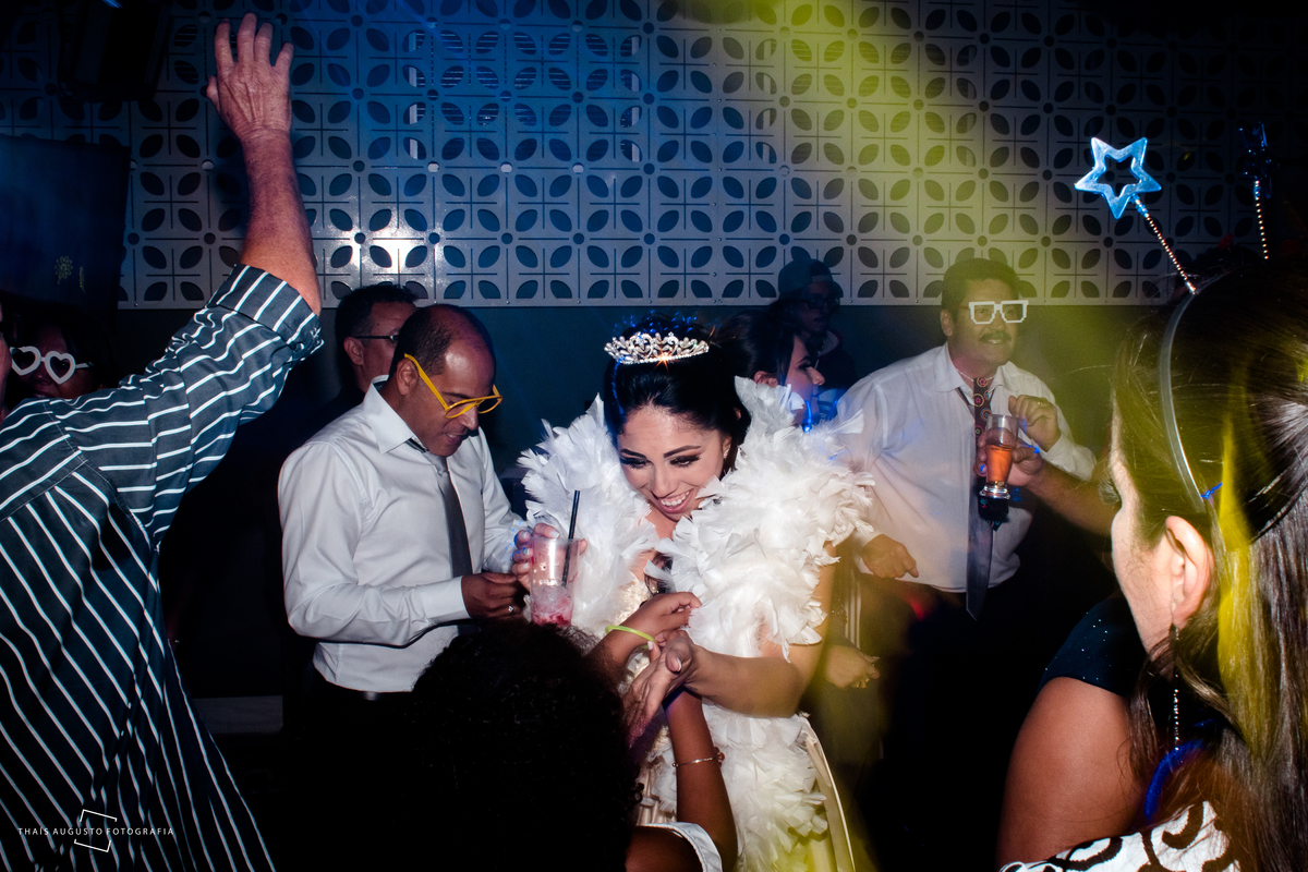 noiva se diverte na pista de dança na balada do casamento com convidados