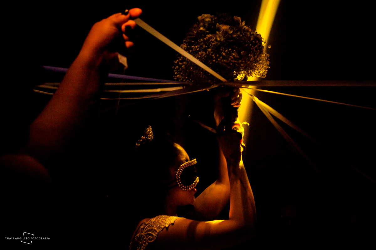 bouquet de fita noiva cortando a fita do bouquet e fotógrafa de casamento faz registro criativo do momento