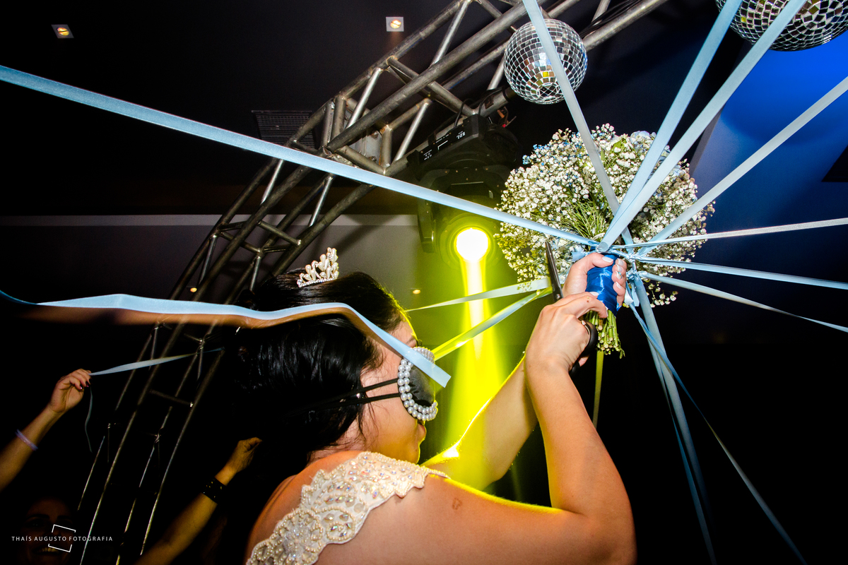 noiva cortando a fita do bouquet 