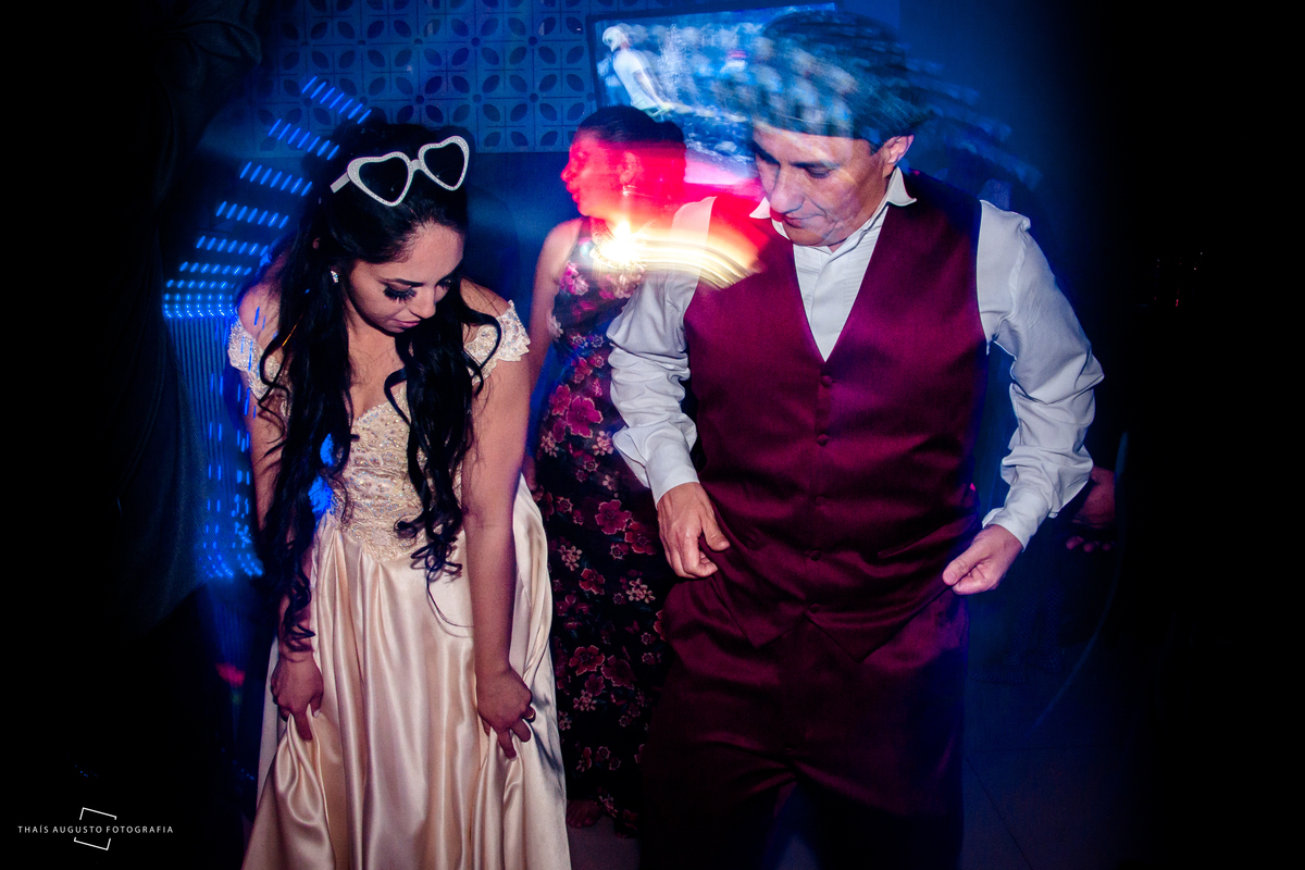 noivos se divertem na pista de dança, balada de casamento noivos dançando na pista