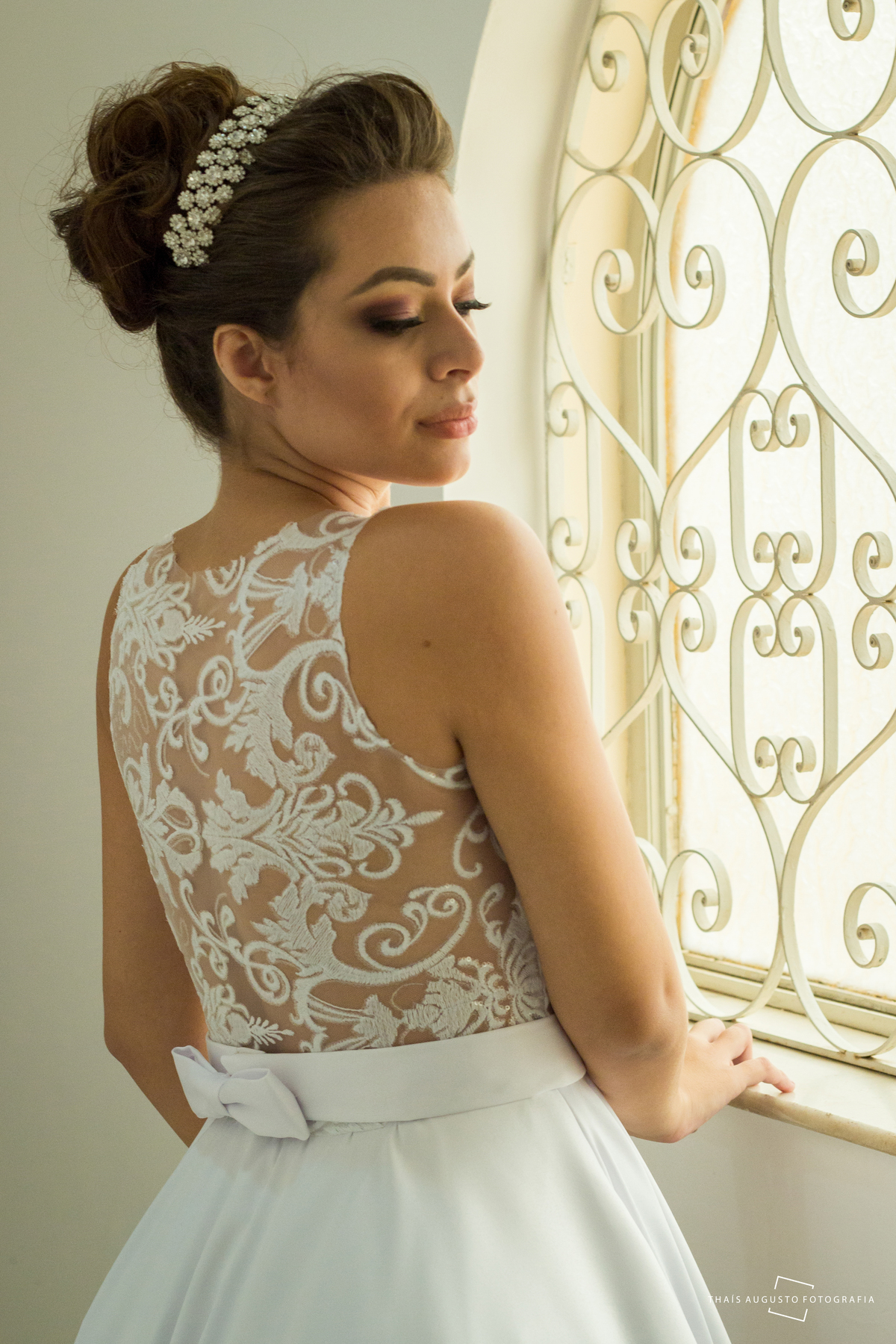 vestido de renda é registrado no editorial de moda pela fotógrafa de casamento Thais Augusto Fotografia em Bauru-sp - fotografa de casamento em bauru-sp