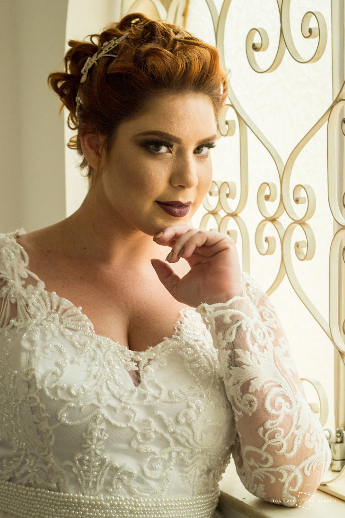 retrato de noiva editorial de moda com vestido rendado e maquiagem marcada