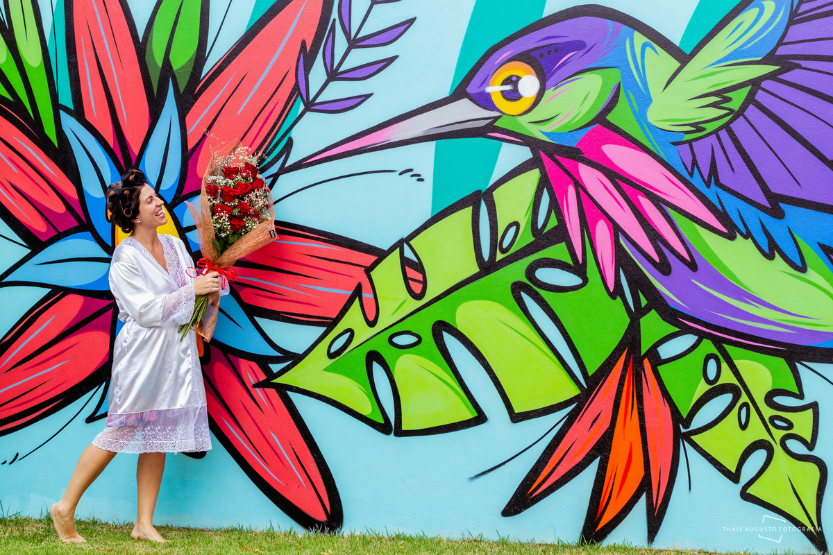 casamento chácara duas meninas realizado na cidade de Bauru, making of da noiva com parede artística pintada de beija flor