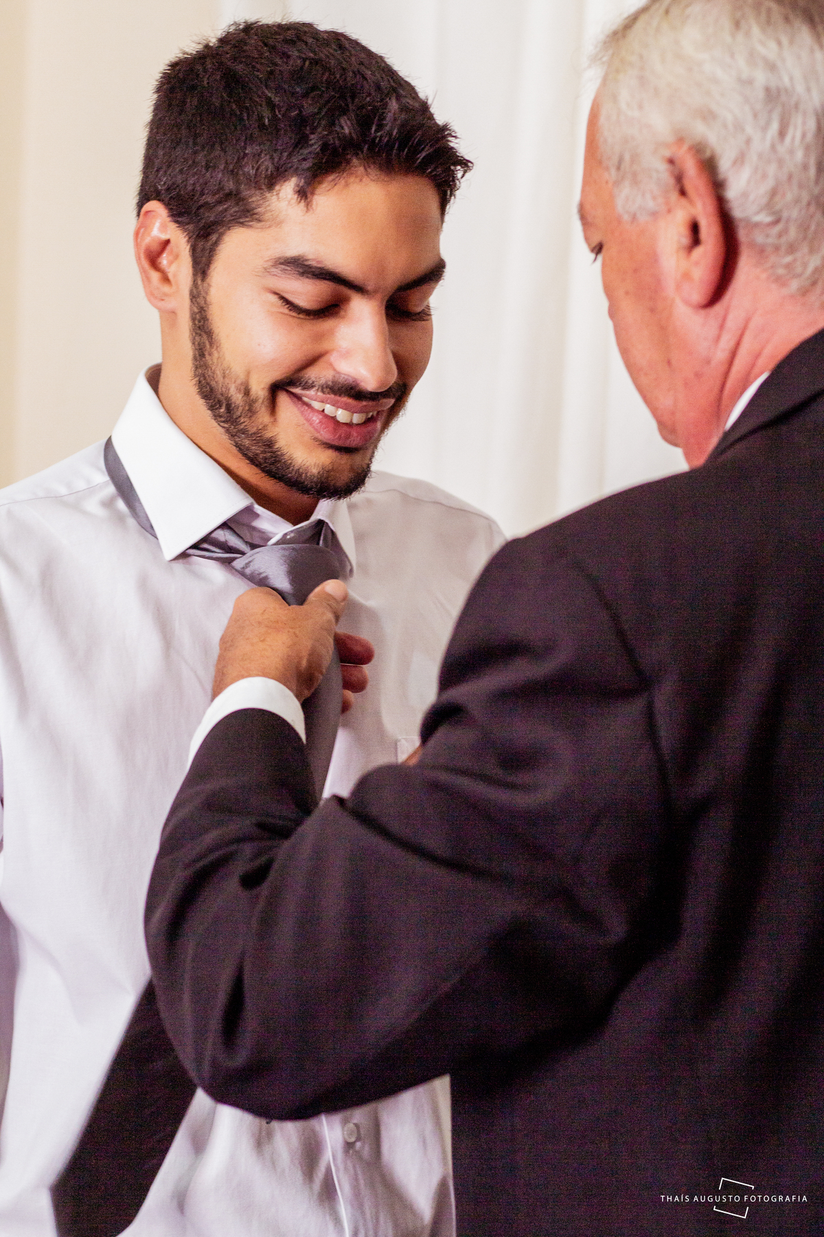 fotografa faz registro no making of do noivo onde pai se emociona ajudando a se trocar para o casamento que foi realizado na chácara duas meninas em Bauru-SP