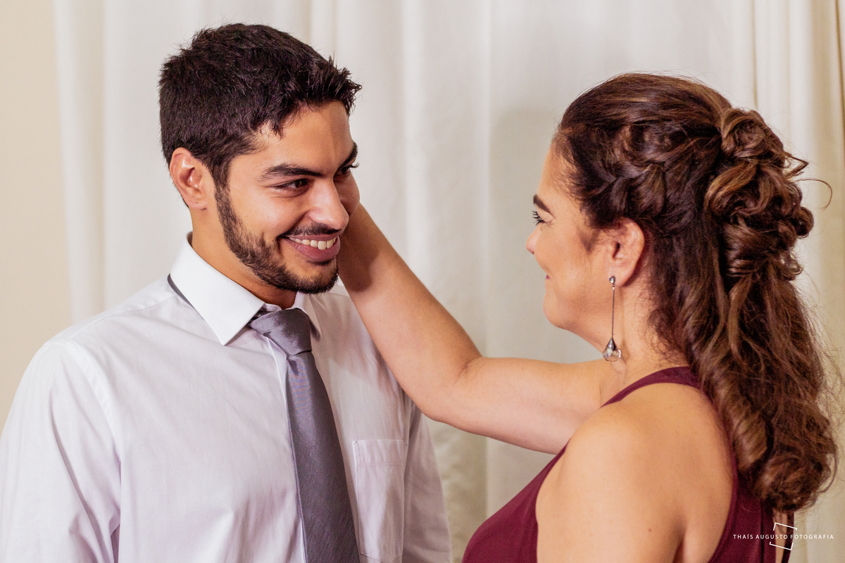 fotografa faz registro no making of do noivo onde a mãe se emociona com o filho ajudando a se trocar para o casamento que foi realizado na chácara duas meninas em Bauru-SP