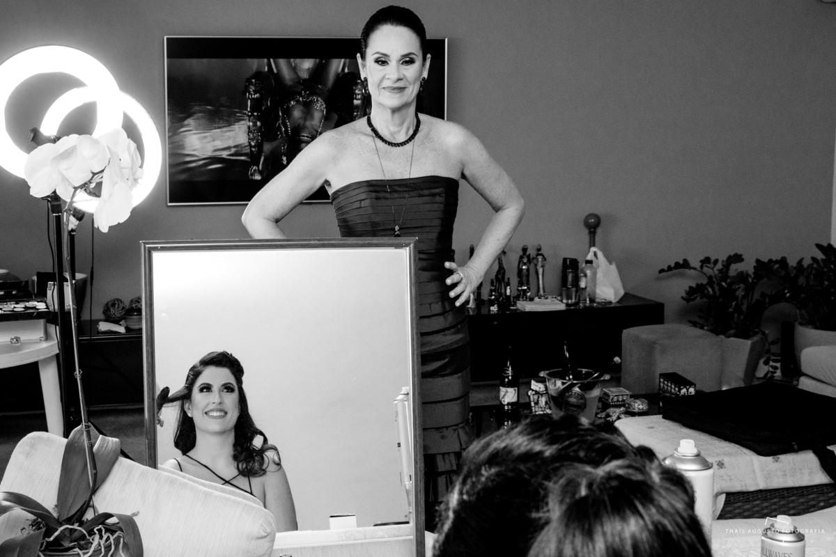 mãe vê a filha no making of e se emociona com maquiagem, e vestido de noiva