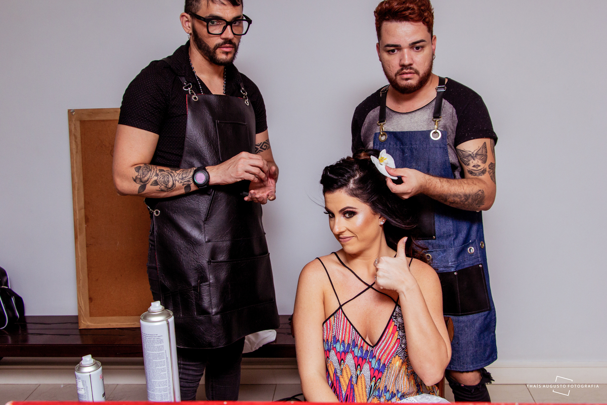 noiva dá ok para cabelereiro no making of