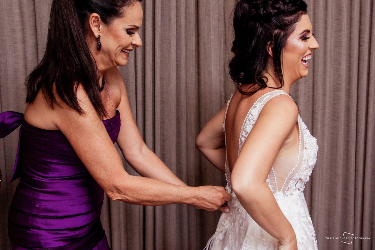 fotografa faz registro no making of da noiva onde mãe se emociona e diverte ajudando a se trocar para o casamento que foi realizado na chácara duas meninas em Bauru-SP