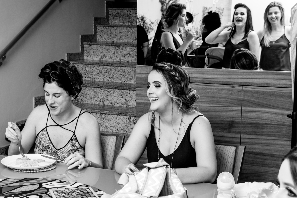 making of da noiva espelho madrinhas e noiva almoçando