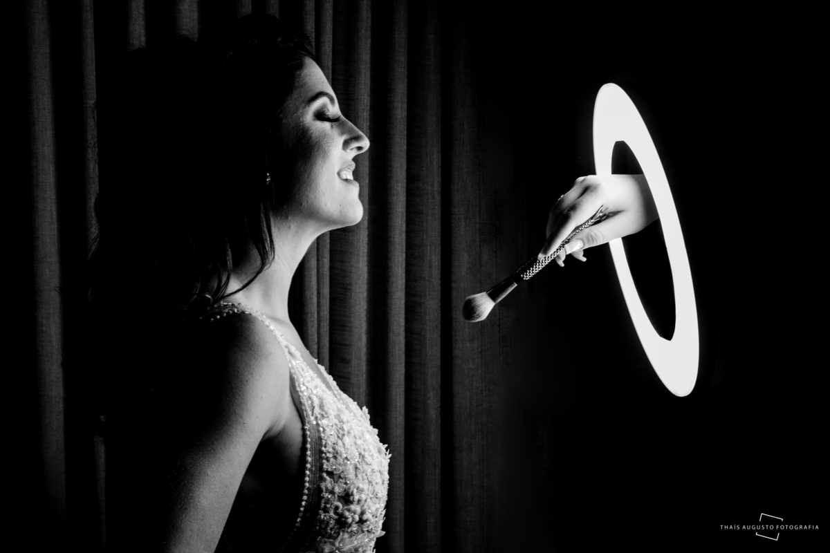 maquiadora finalizando a noiva no making of ring ligh