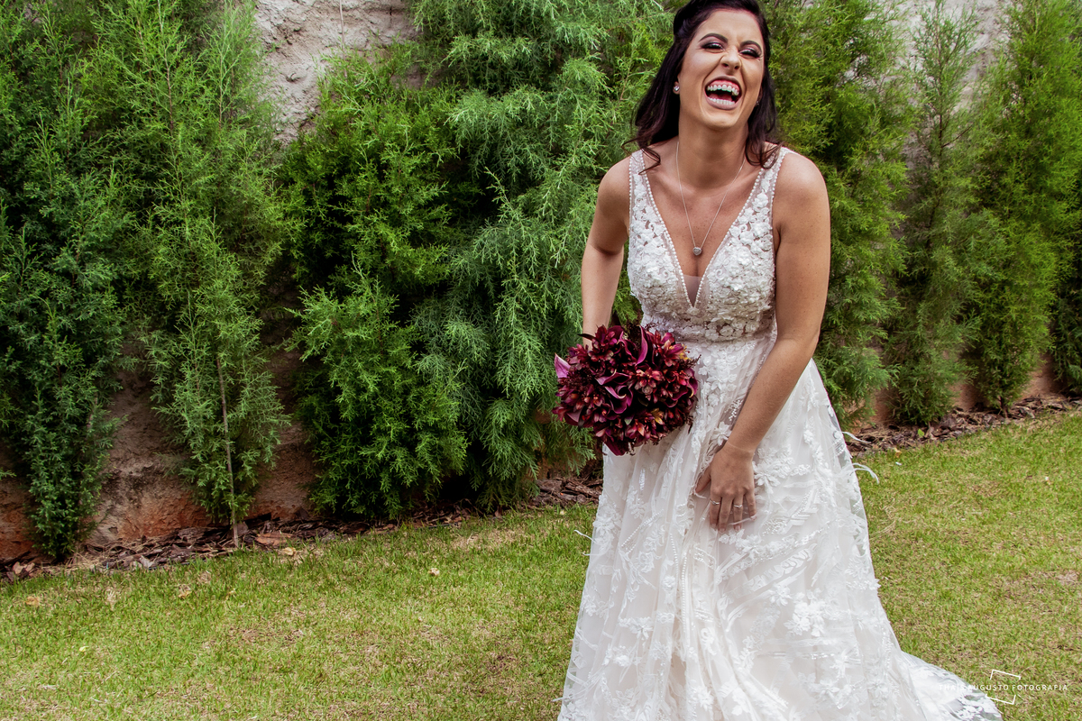 noiva feliz a espera do casamento no making of da gargalhada com fotógrafa, noiva usando vestido branco da Barbara Boutique cheio de brilho