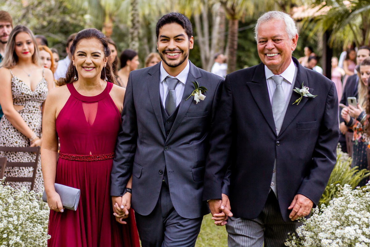 entrada do noivo no casamento no campo com os pais de mãos dadas, porque entrar apenas com a mãe não é verdade?