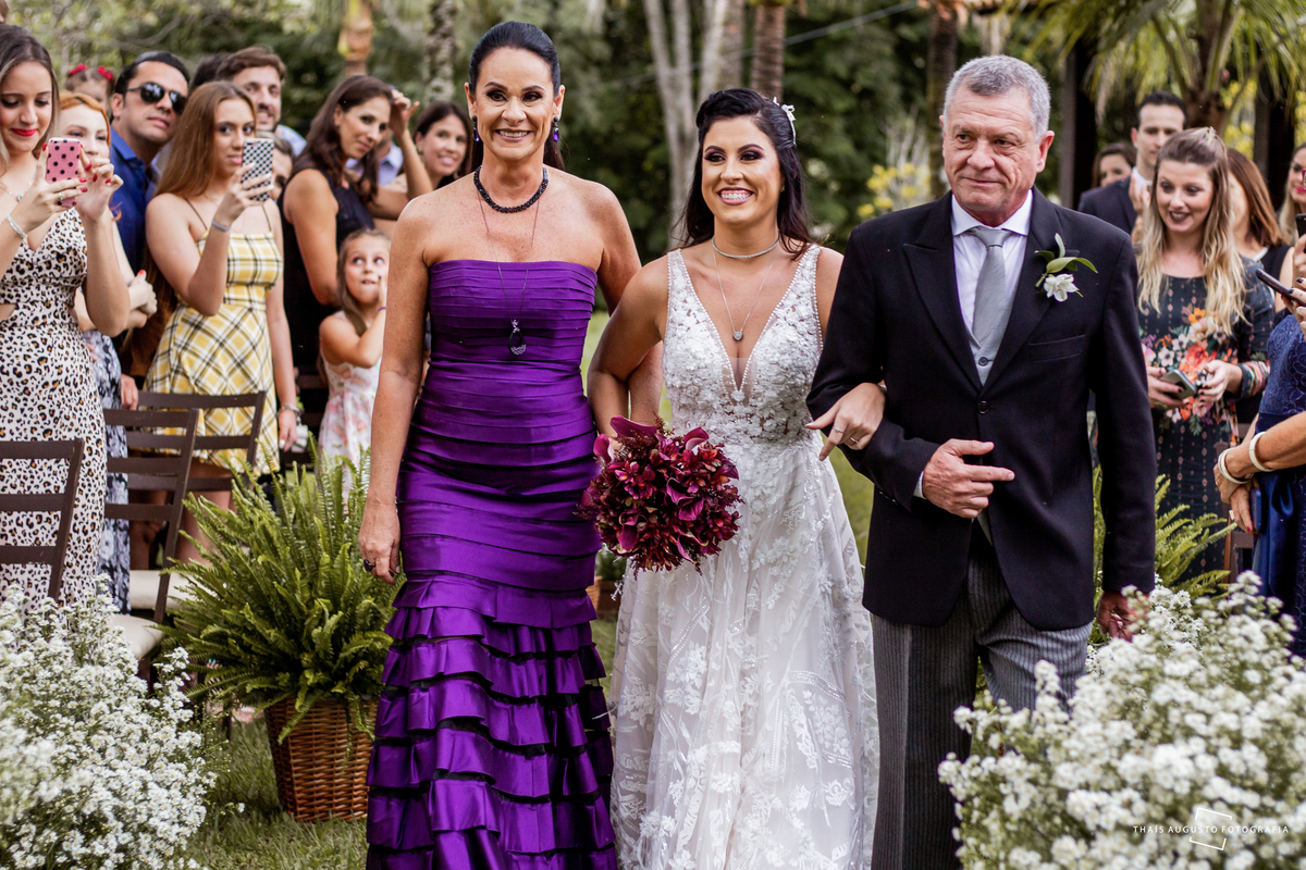 entrada da noiva com o pai e a mãe na cerimônia no campo, casamento a tarde na chácara duas meninas
