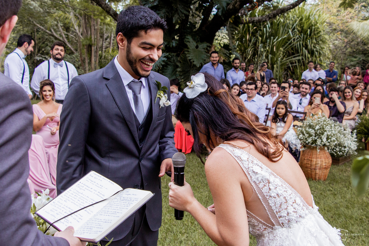 noiva dá risada na hora dos votos e perde concentração 