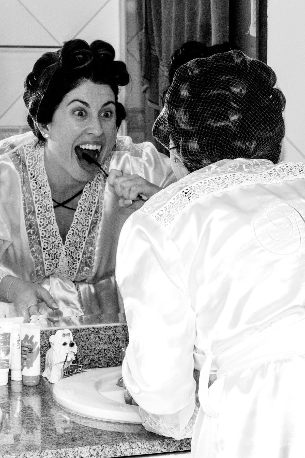 noiva escovando os dentes no making of 