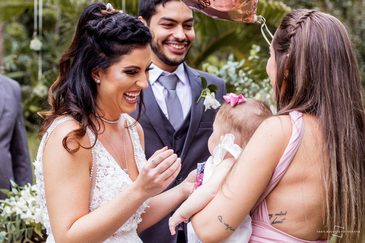 emoção da entrada das alianças no casamento em bauru realizado pela fotógrafa Thais Augusto Fotografia