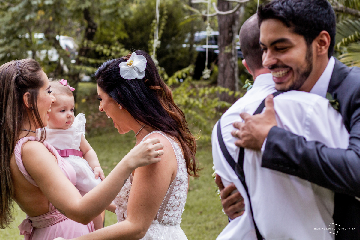 Abraço nos noivos, padrinhos no casamento