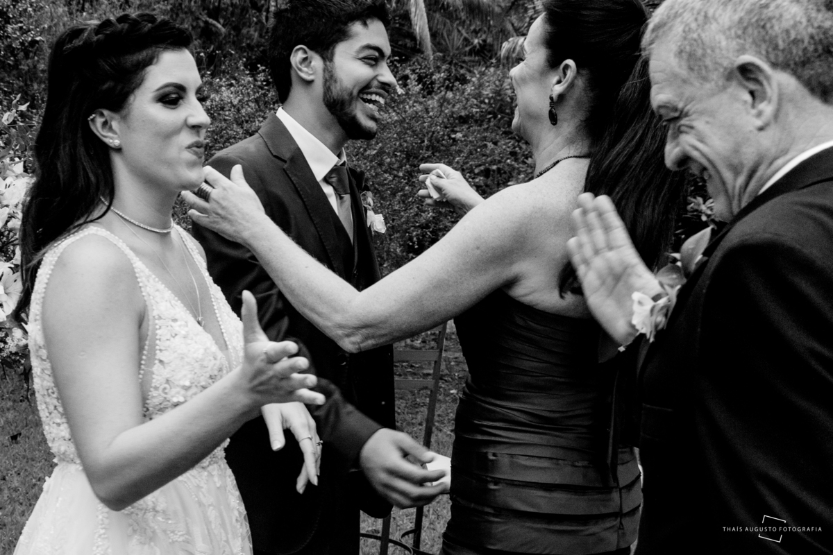 sogros no casamento? toca ai... Fotografa autoral de casamento fotografa fotos criativas e espontâneas em cerimonia no campo na chácara duas meninas no interior de São Paulo, na cidade de bauru