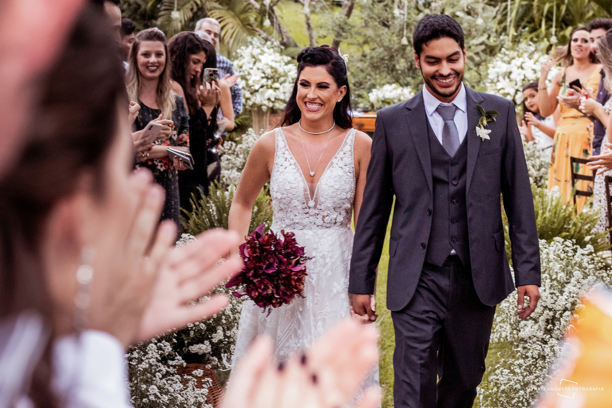 saída dos noivos, fotógrafa de casamento em bauru faz fotos espontâneas como se fosse uma convidada na festa
