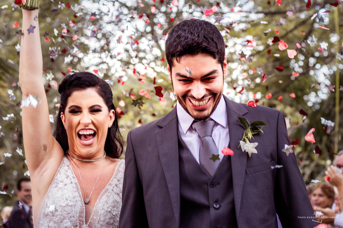 pétalas caindo na saída do casamento na chácara