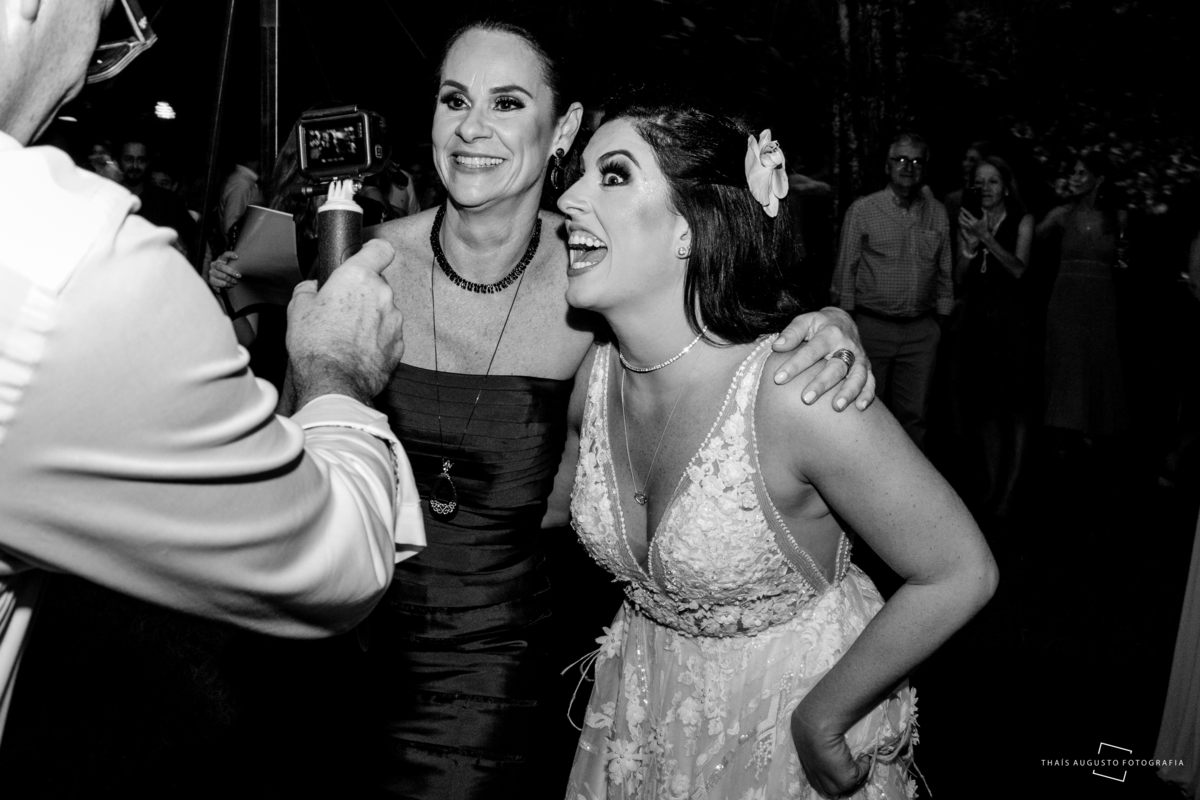 mãe e filha se divertem na balada do casamento