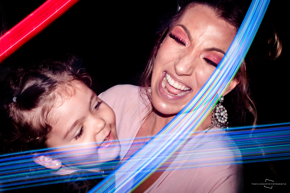 mãe e filha se divertem na balada