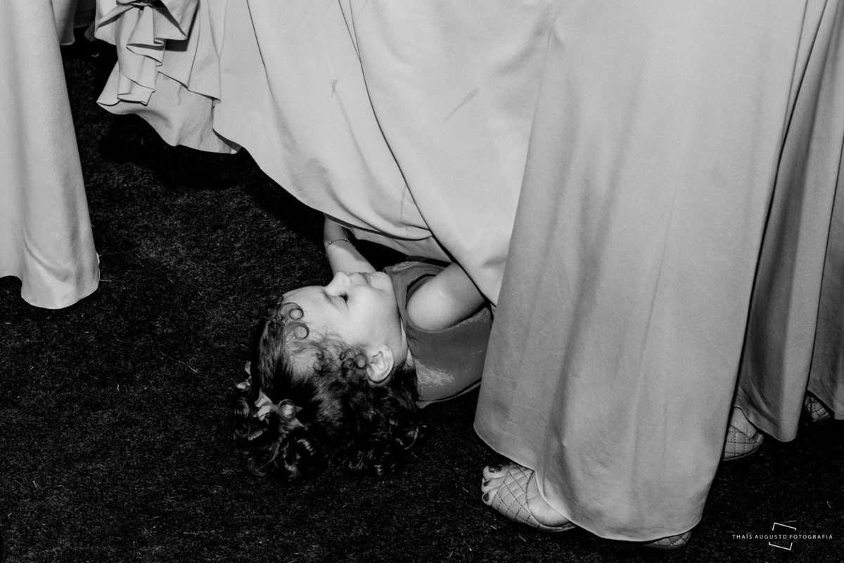 pajem brincando com vestido da madrinha na festa de casamento, fotografa registra momento engraçado em bauru