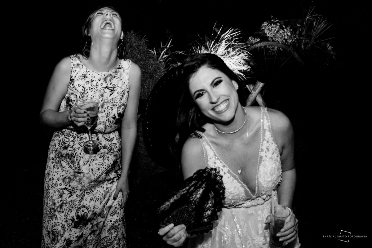 noiva com amiga no casamento se diverte na festa em bauru