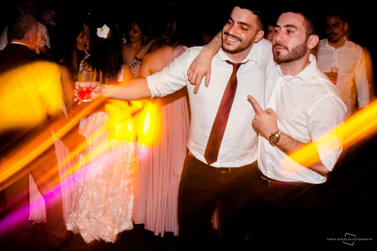 amigos na festa de casamento do noivo