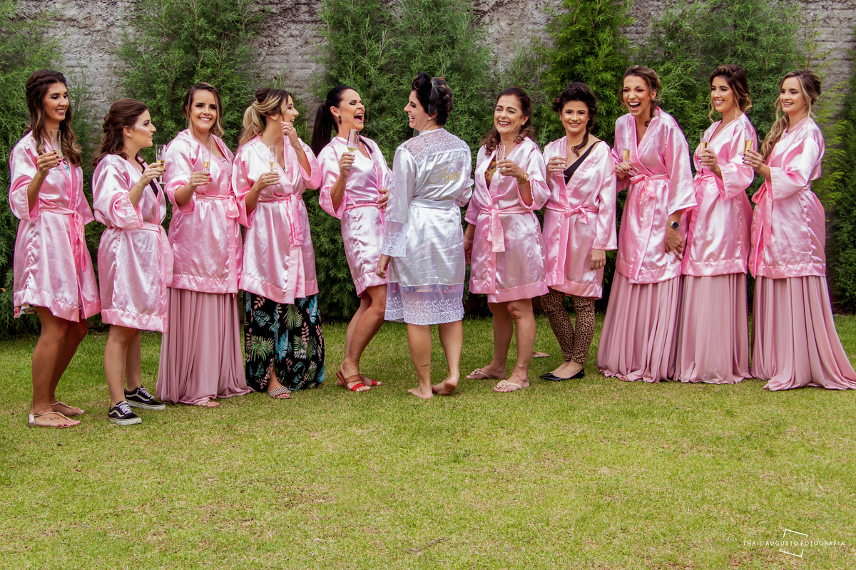 interação das madrinhas com a noiva no making of realizado na casa da mãe da noiva