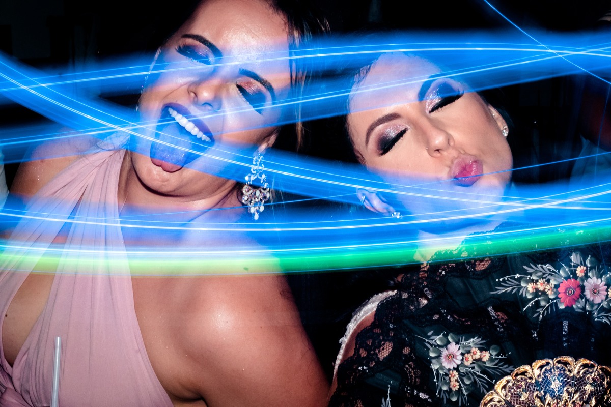 noiva e madrinha na balada