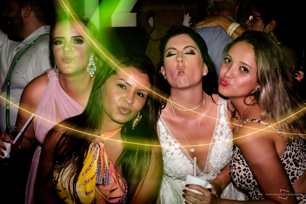 noiva e amigas se divertem na festa de casamento em bauru chacara duas meninas