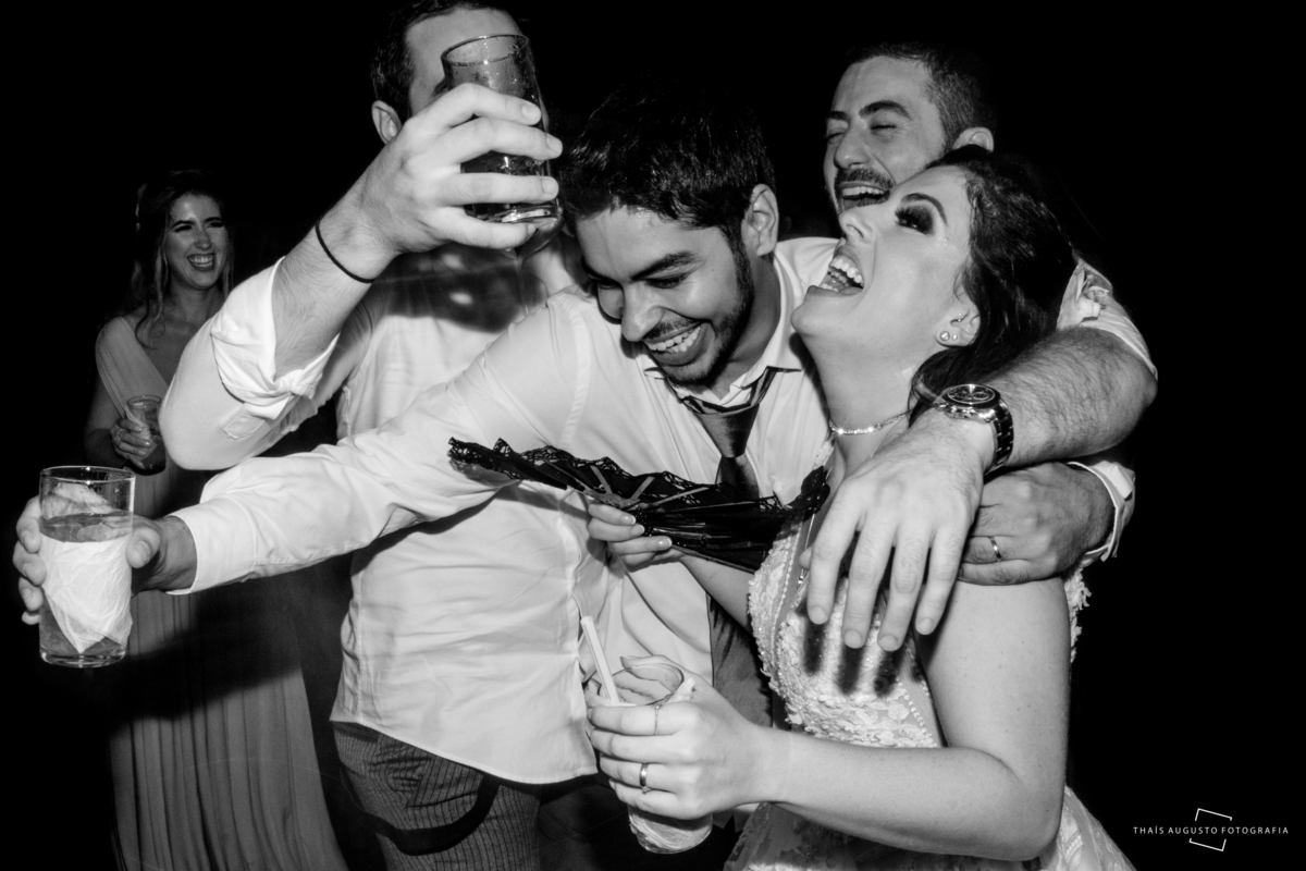 noivos interagem com convidados na festa de casmento em bauru