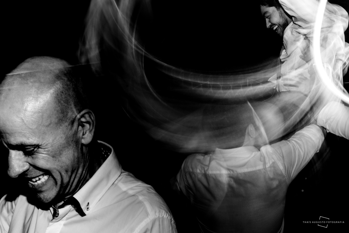 noivo pulando na festa de casamento momento gravata