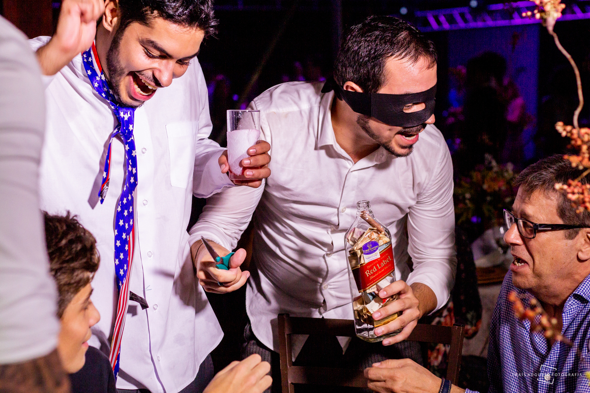 amigos no casamento recebem dinheiro da gravata