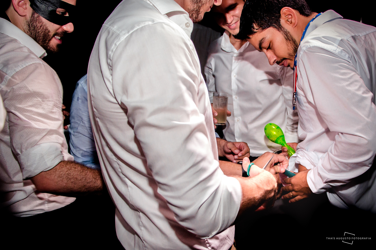 momento gravata noivo fica sem cueca de tanto vender os pedaços