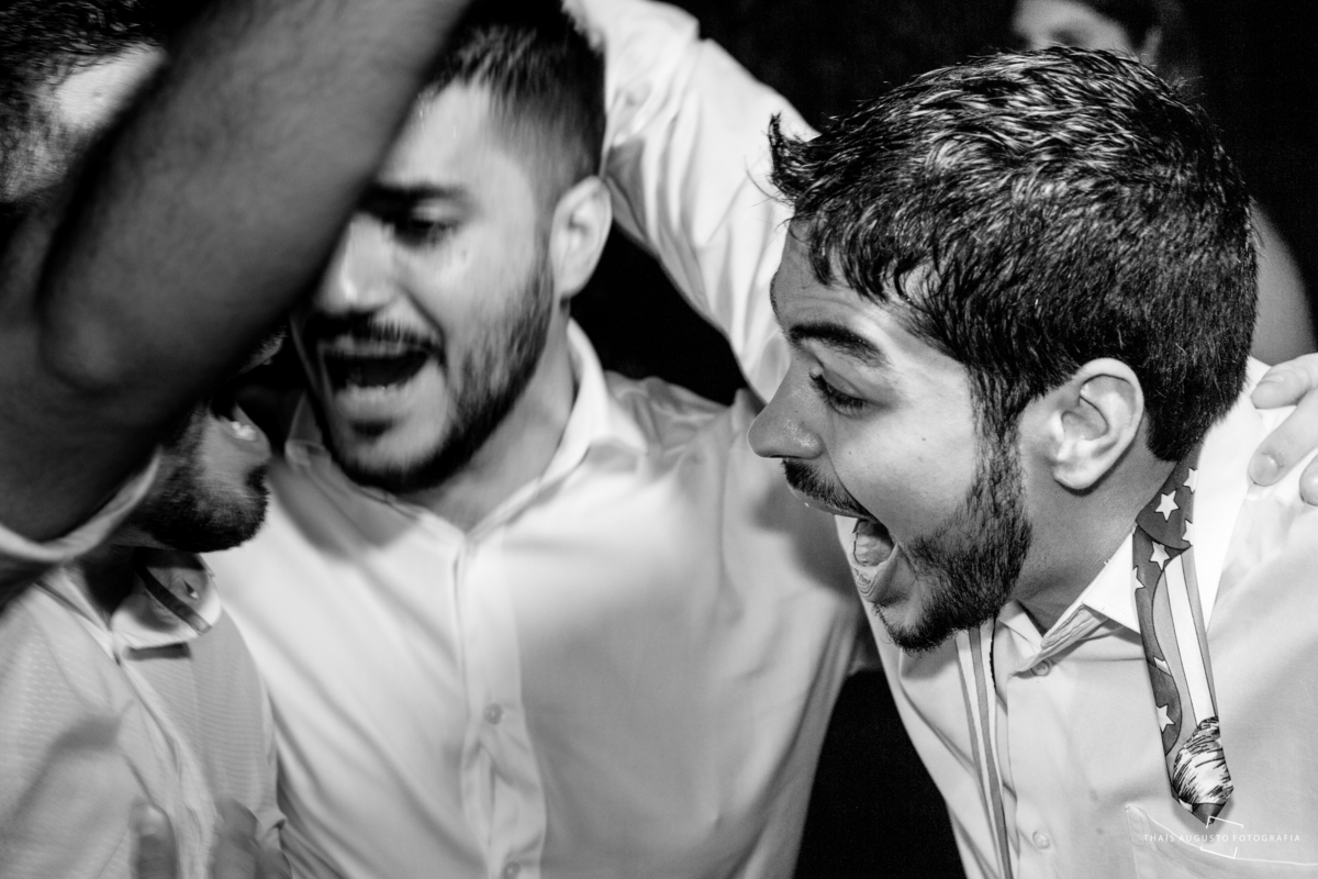 noivo feliz com o dinheiro da gravata