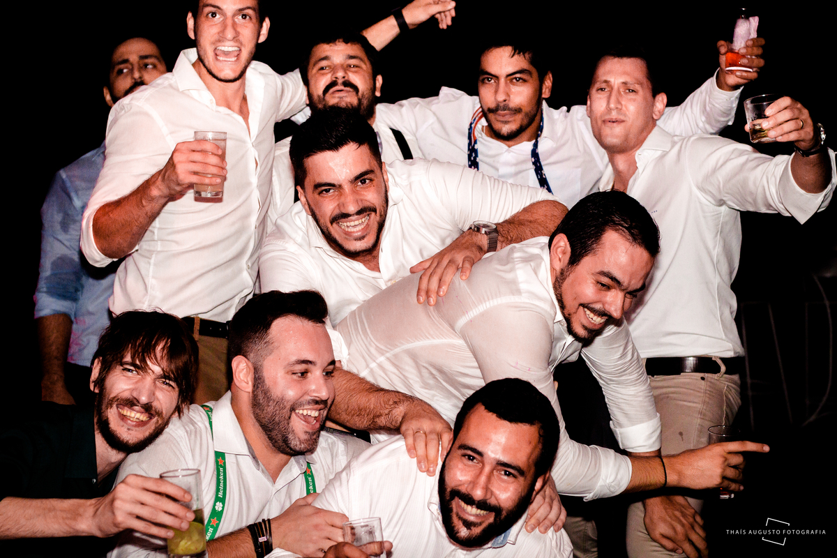 amigos se divertindo pós gravata