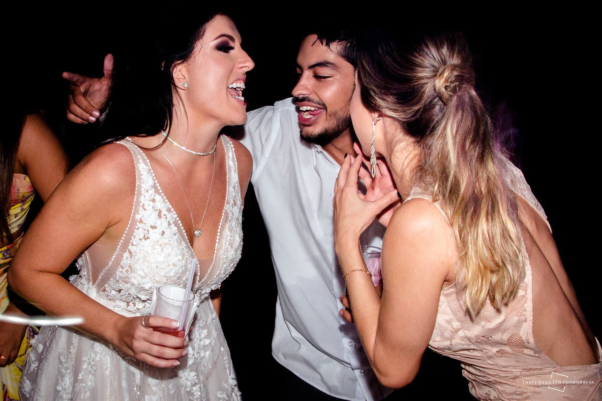 noivos interagindo com musica da festa de casamento