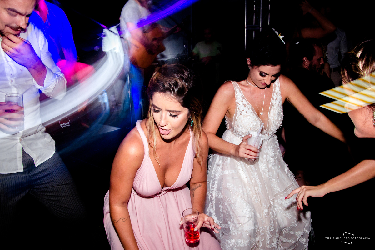 madrinha e noiva dançando na festa de casamento balada