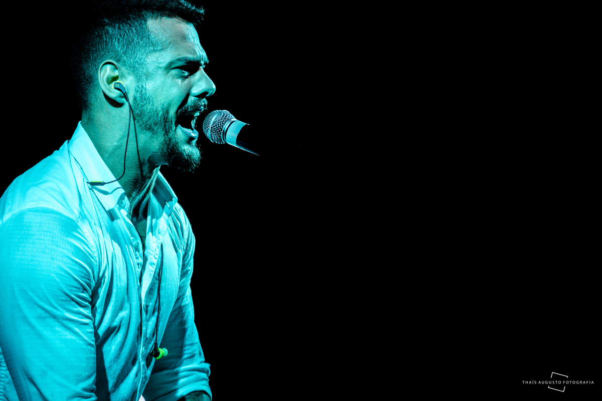 cantor e percussionista da banda zero 1 se apresenta em casamento