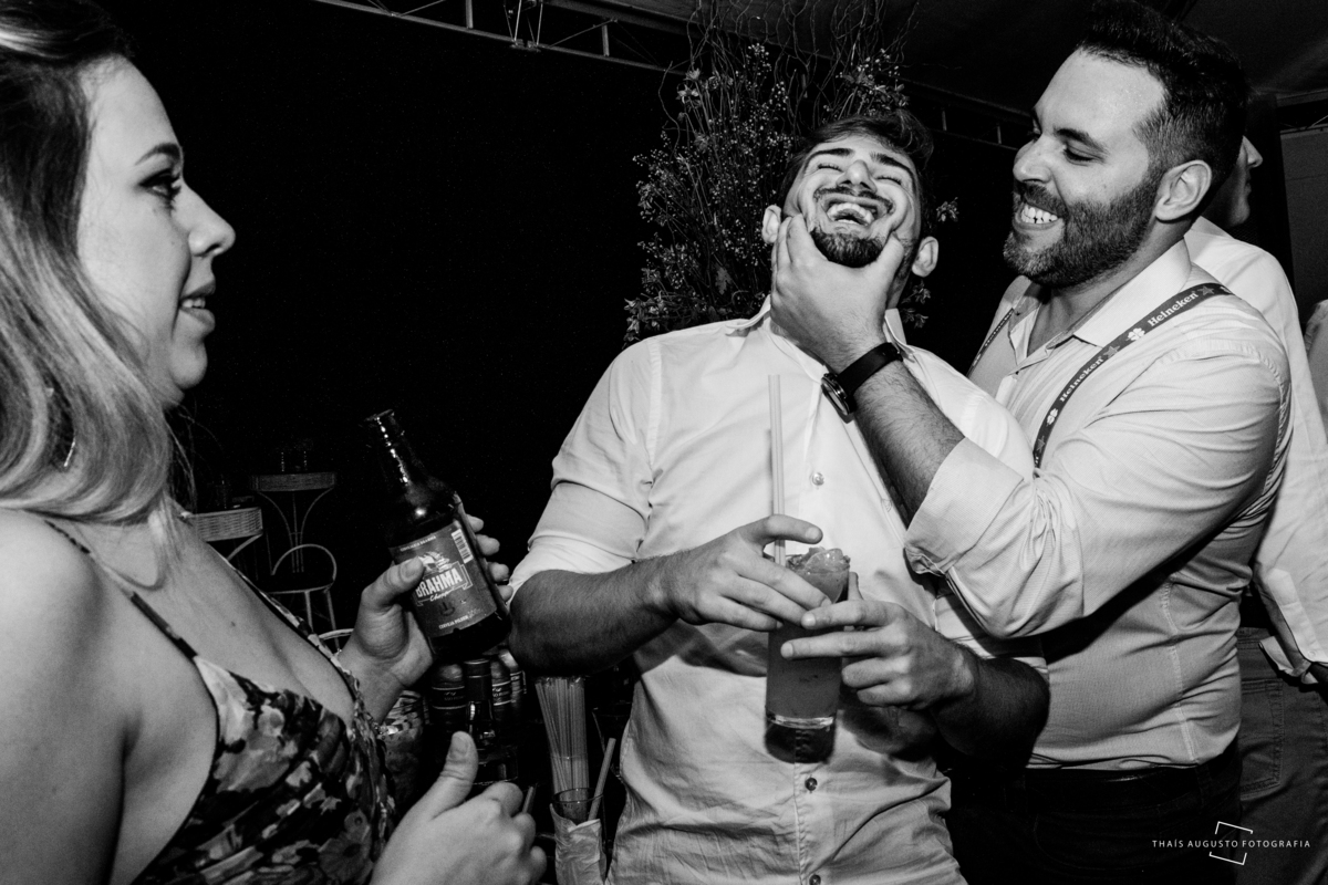 amigos na festa de casamento