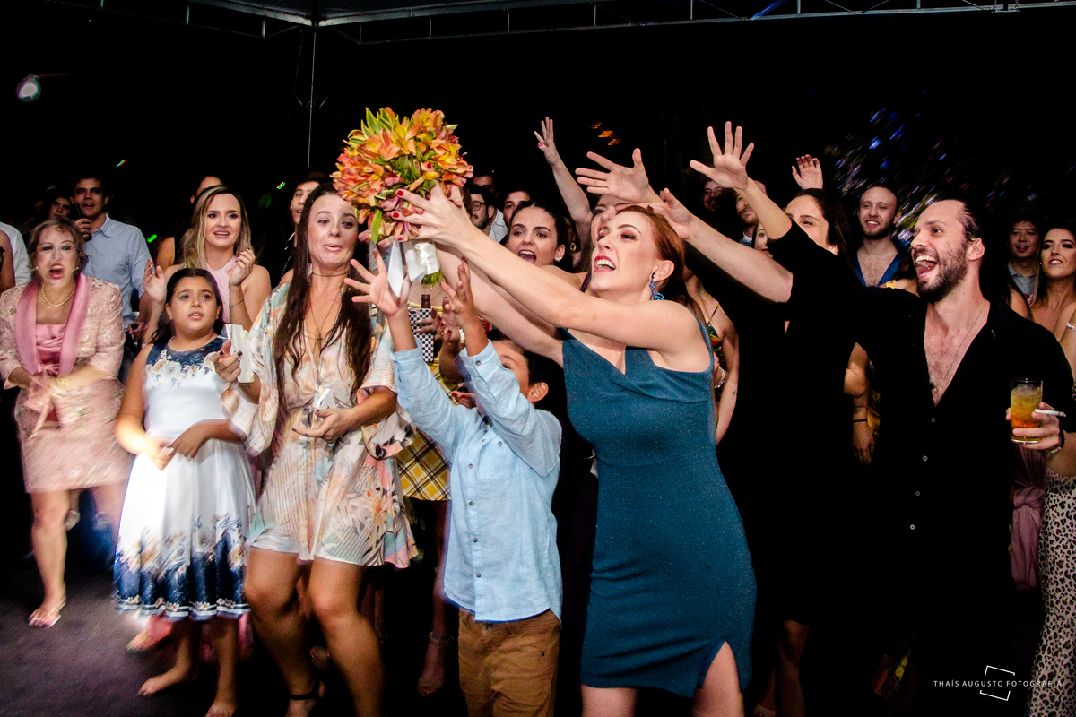 convidada pega bouquet da noiva