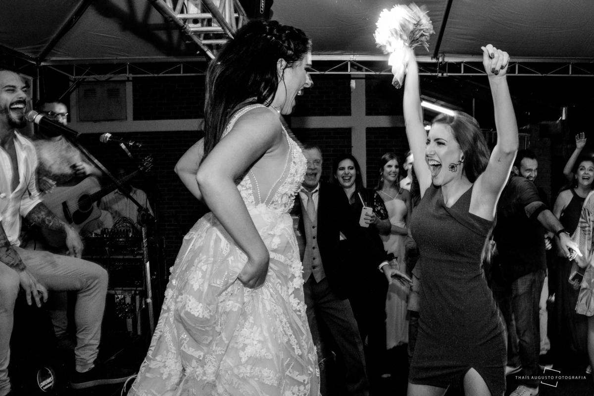 convidada fica feliz em pegar o bouquet da noiva