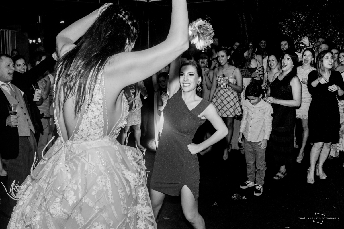 amiga pega o bouquet da noiva