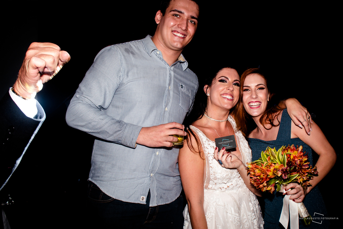 quando a amiga pega o bouquet da noiva