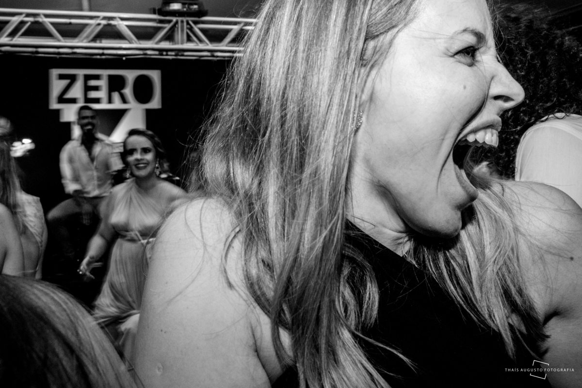 amigos se divertindo na festa de casamento